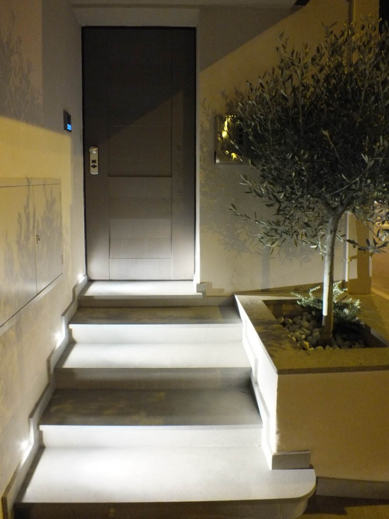 Installazione illuminazione lampade faretti a parete casa in citta